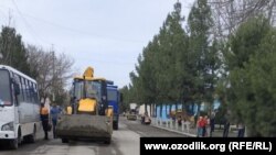 В городе Джизаке асфальтируют дороги перед возможным визитом президента Шавката Мирзияева.