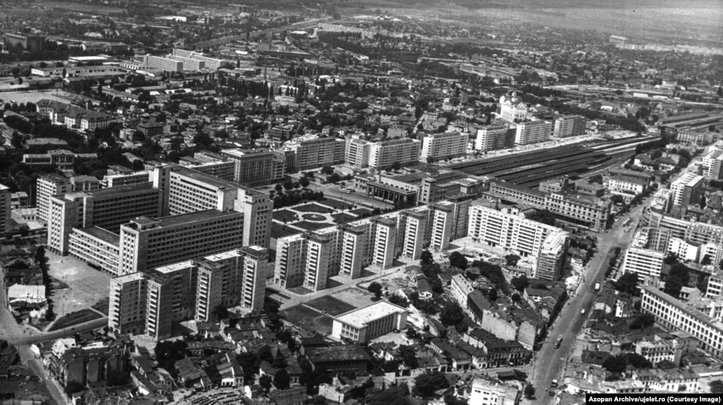 Një pamje nga lart e stacionit të trenit "Gare du Nord" të Bukureshtit. Edgar Szocs, i cili krijoi arkivin në internet, i tha Radios Evropa e Lirë se ideja i lindi pasi ai mësoi për dhjetëra kuti fotografish të marra nga fotografët e Uj Elet që lëngonin në një bibliotekë në rajonin e Transilvanisë të Rumanisë.