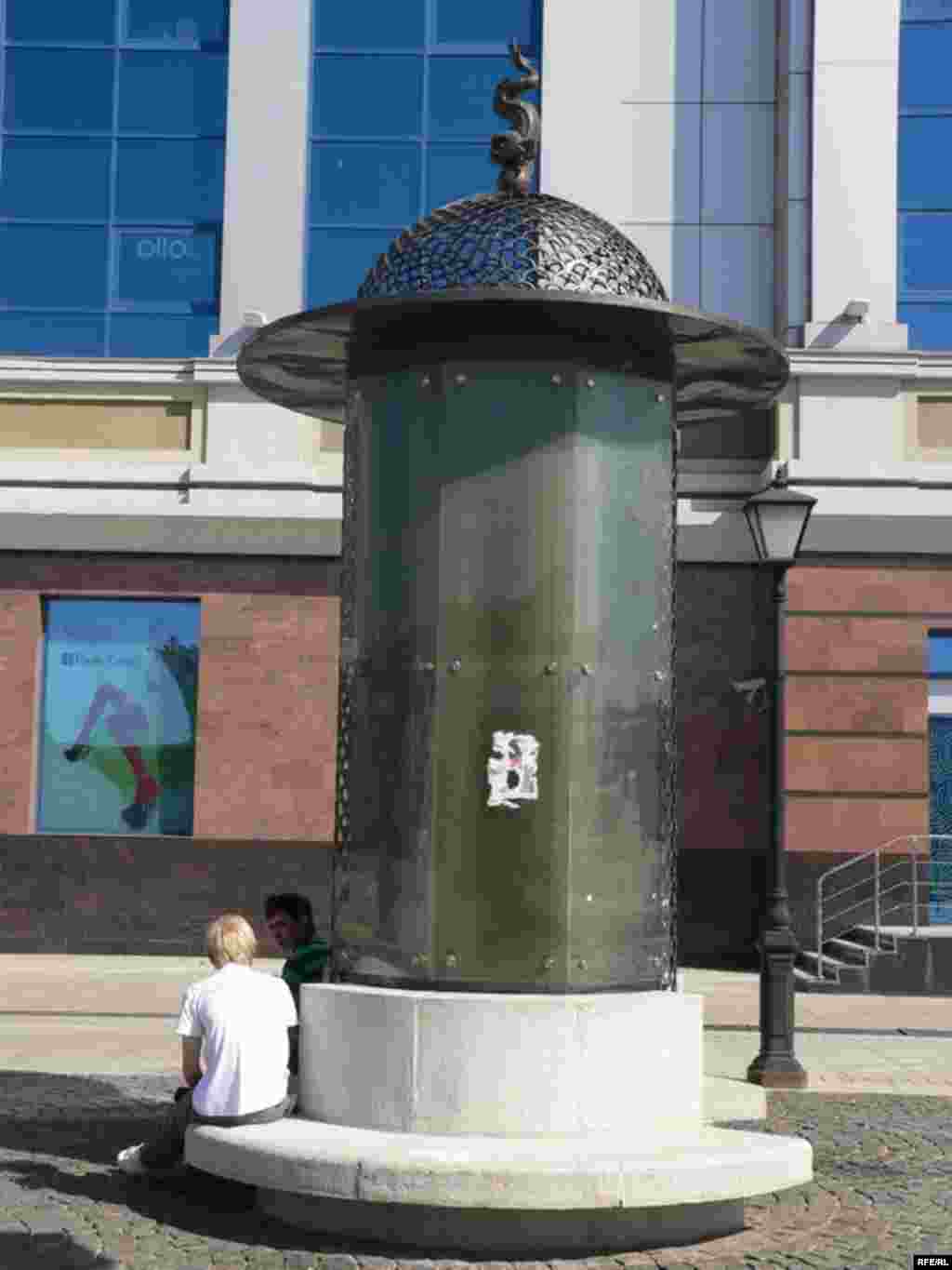 Казанның меңъеллыгына Петербур тарафыннан төньяк башкала исеме белән урам бүләк ителде. Бу урам Нева елгасында урнашкан шәһәрне хәтерләтүче урын буларак төзелде. Петербур стиленнән таныш булган фонарьлар, үзенчәлекле архитектура төзелеше, матур күперчекләр урамда чыннан да төньяк башкала мохитен чагылдыра. Әмма “бүләк” әкренләп матурлыгын югалта бара.