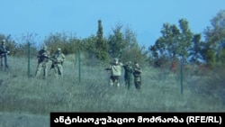 В течение вчерашнего дня российские военные устанавливали ограждения, чтобы обозначить де-факто границу