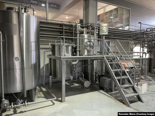 Pajisje për përpunimin e qumështit dhe nënprodukteve të tij.