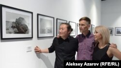 Алматинский художник Александр Угай, Андрей Фоменко и директор Esentai Gallery Тогжан Сакбаева на выставке «Естественная история». Алматы, 6 июня 2019 года.