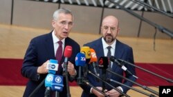 Președintele Consiliului European, Charles Michel, și Secretarul General NATO, Jens Stoltenberg, la summitul UE de la Bruxelles.