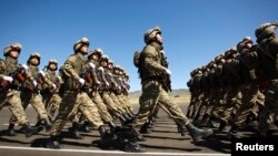 Казахстанские военнослужащие на параде в Алматинской области. Иллюстративное фото. 