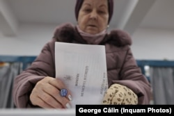 O femeie din București votează la alegerile pentru funcția de primar al Capitalei.