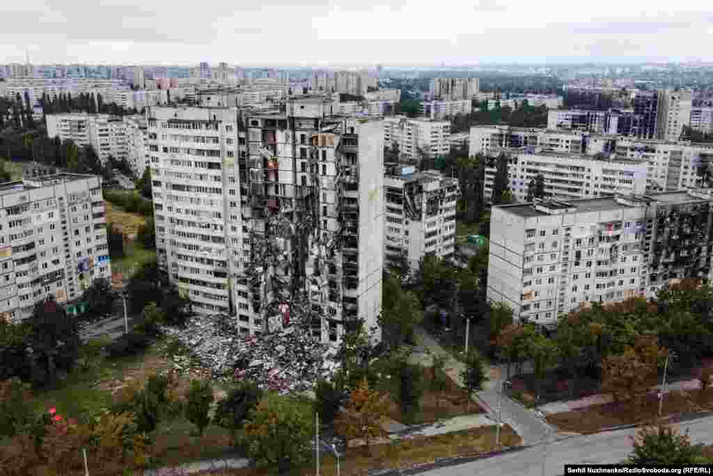 Вид на зруйнований будинок на околиці району Північна Салтівка у Харкові, вересень 2022 року.Це найбільш постраждала від війни частина Харкова, Північну Салтівку через це ще називають «районом-привидом»