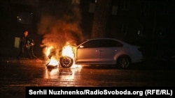 Шини і фальшфаєри під посольством Росії, неподалік згоріло дипломатичне авто – фоторепортаж