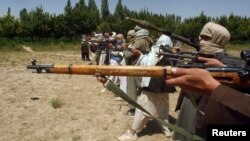 تعدادی از افراد مسلح طالبان در حال فراگیری آموزش های رزمی 