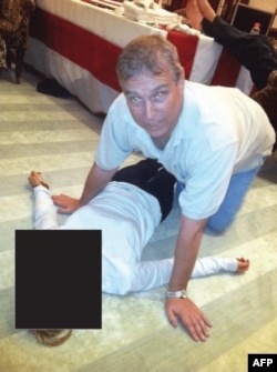 Фота былога прынца Эндру зь невядомай жанчынай, апублікаванае Дэпартамэнтам юстыцыі ЗША 30 студзеня 2026