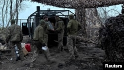 Ілюстраційне фото. Артилеристи 147-ї десантно-штурмової бригади розвантажують  патрони для гаубиці поблизу Покровська в Донецькій області, 30 березня 2026 року