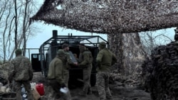 Артилеристи 147-ї десантно-штурмової бригади розвантажують патрони для гаубиці поблизу Покровська Донецької області, 30 березня 2026 року