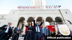 ԱՄՆ - Հայաստանի վարչապետ Նիկոլ Փաշինյանը ողջունում է Լոս Անջելեսում հրավիրված հանրահավաքի մասնակիցներին, 23-ը սեպտեմբերի, 2019թ․