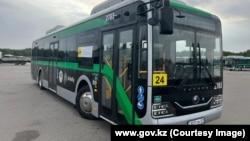 Алматыдағы №24 бағытпен жүретін қоғамдық автобус. Алматы қалалық әкімдігінің фотосы. Шілде, 2024 жыл.