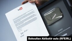 YouTube порталынын "Күмүш баскычы" жана куттуктоо каты. 08.11.2017