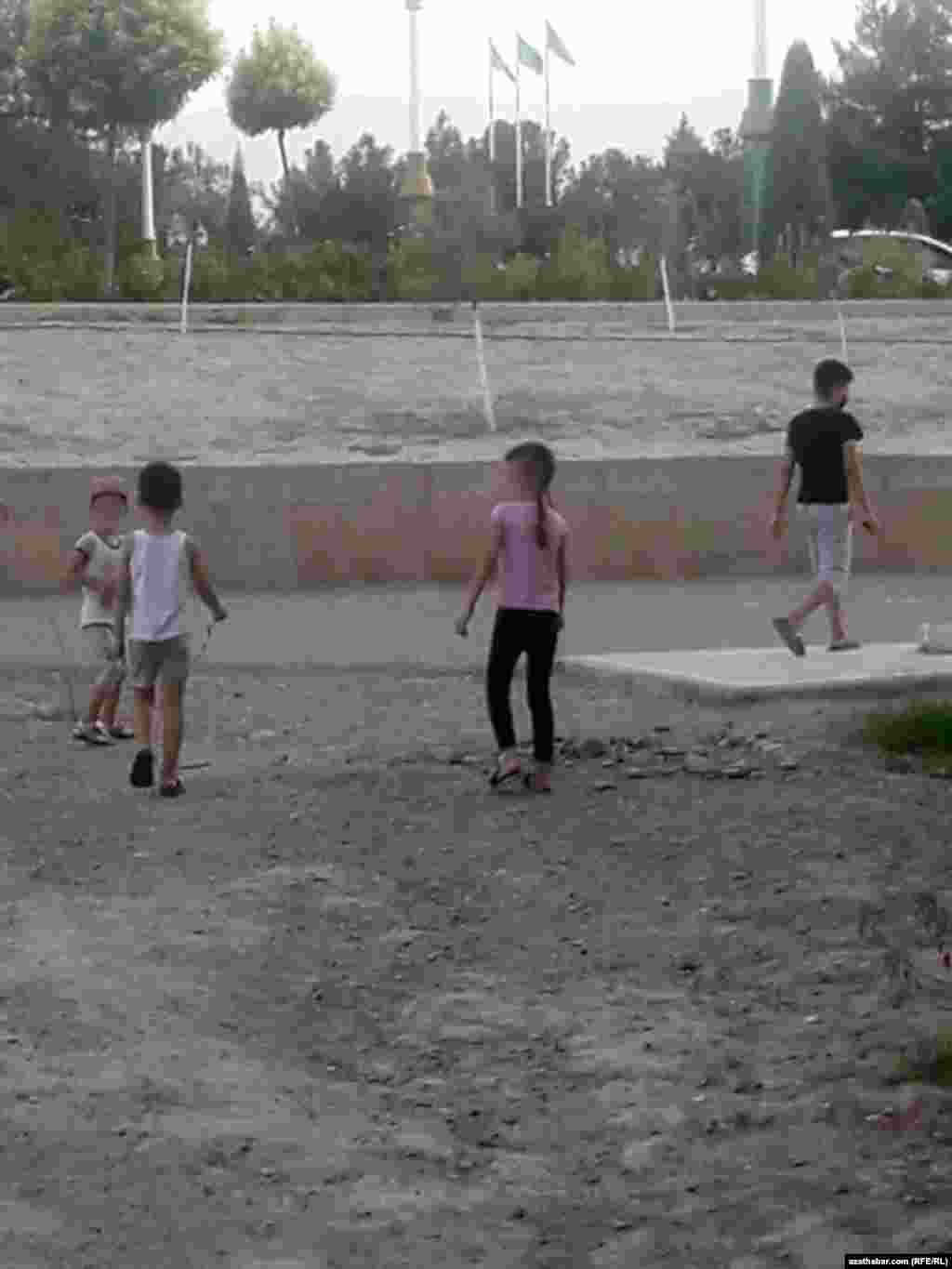 Köçede oýnaýan çagalar.&nbsp;Aşgabat, sentýabr, 2020&nbsp;