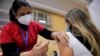 Një infermiere administron një dozë të vaksinës kundër koronavirusit në Sandiago të Kilit më 3 qershor, 2021.