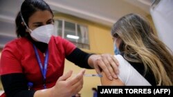 Një infermiere administron një dozë të vaksinës kundër koronavirusit në Sandiago të Kilit më 3 qershor, 2021.