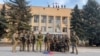 Trupele ucrainene în fața primăriei orașului Liman