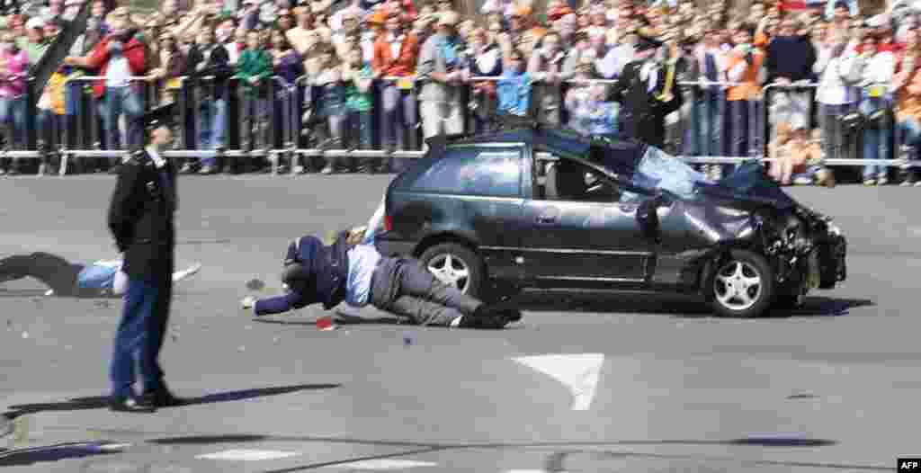 Четыре человека погибли и несколько десятков получили ранения в голландском Апелдорне, когда автомобиль врезался в толпу зрителей праздничного парада в честь Дня Королевы