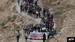 Palestinienii și activiștii de stânga israelieni la marșul de protest împotriva evacuării planificate a locuitorilor satului Khan al-Ahmar din Cisiordania ocupată de Israel, pe 12 iunie 2026.