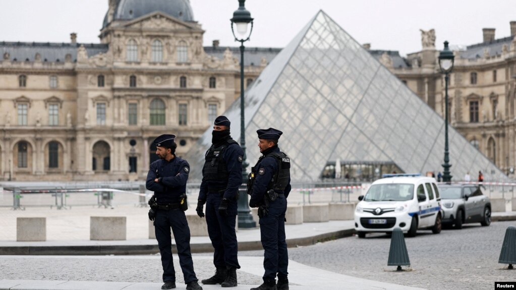 مأموران پلیس در برابر موزه لوور بعد از گزارش سرقت
