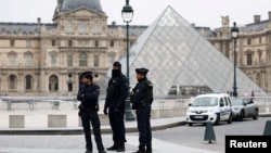مأموران پلیس در برابر موزه لوور بعد از گزارش سرقت