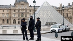 Луврдун жанындагы полиция кызматкерлери.