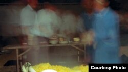 Бугун ўзбек бойлари тўйларда тонналаб гуручдан ош қилиш борасида бир-бири билан рақобатлашмоқда. 