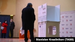 Muškarac koji je glasao na biračkom mjestu u Moskvi 17. septembra 2021.