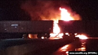 Bir qoramagiz juftlik oyna oldida sikishmoqda