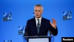 Secretarul general al NATO, Jens Stoltenberg, anunță că aliații vor să-și accelereze industria militară atât pentru propria apărare, cât și pentru a veni în ajutorul Ucrainei.