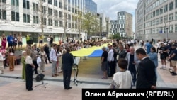 У Брюсселі в День прапора України біля Європарламенту розгорнули 30-метровий прапор України. Брюссель, Бельгія, 23 серпня 2026 року