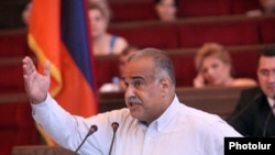 Armenia -- Opposition leader Raffi Hovannisian speaks at a congress of his Zharangutyun (Heritage) party, 10July 2010.