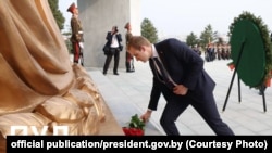 Мікалай Лукашэнка каля манумэнту