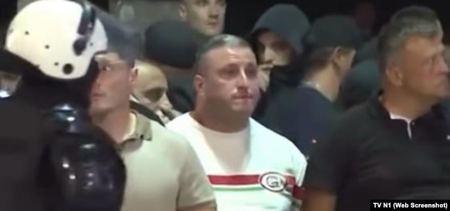 Gjorgje Preliq së bashku me mbështetës të SNS-së në gusht të vitit 2025.