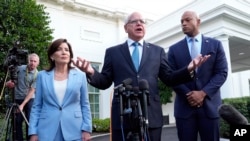 Tim Walz (centru) vorbind la un eveniment găzduit de președintele Joe Biden la Casa Albă pe 3 iulie, flancat de guvernatorii din New York Kathy Hochul (s) și din Maryland, Wes Moore.