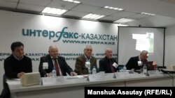 Разработчики казахстанского лекарственного противотуберкулёзного препарата «ФС-1» (FS-1) на пресс-конференции в Алматы. 8 ноября 2016 года.