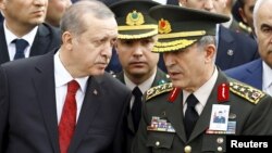 Prezident Recep Tayyip Erdogan (solda) və müdafiə naziri Hulusi Akar