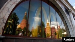 Мәскеудегі жабылған McDonald's терезесінен қарама-қарсы беттегі Кремль сұлбасы көрінеді. 21 тамыз 2014 жыл.