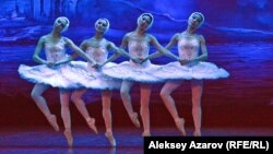 Сцена из балета «Лебединое озеро», иллюстративное фото.