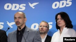 Miroslava Nemcova (djathtas) gjatë një konference për media të partisë ODS në Pragë