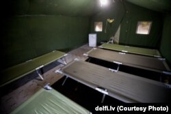 Места для беженцев в палаточном городке близ белорусской границы