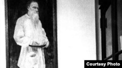 Александра Толстая в холле Толстовского фонда