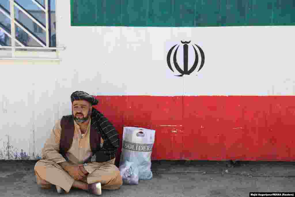 An Afghan man sits at the Dowqarun border crossing on August 29.