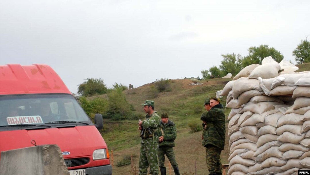Переви контролируют пока еще российские пограничники