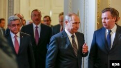 Серж Сарґсян (л), Ільгам Алієв (2-й л), Володимир Путін (2-й п) під час зустрічі в Санкт-Петербурзі, 20 червня 2016 року