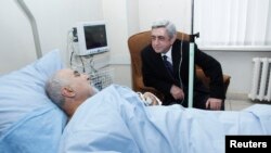 Президент Армении Серж Саргсян навещает раненого политика Паруйра Айрикяна в больнице. Ереван, 1 февраля 2013 года. 