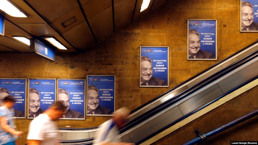 Afișe ale campaniei guvernamentale anti-Soros în metroul budapestan: „Consultare națională, 2017: 99% resping imigrația ilegală. Să nu-l lăsăm pe Soros să râdă la urmă.” Foto: REUTERS/Laszlo Balogh