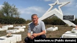 Радий Хәбиров Икенче дөнья сугышы вакытында һәлак булган хәрбиләр зиратында. Алар арасында 112нче башкорт дивизиясе хәрбиләре дә бар. 