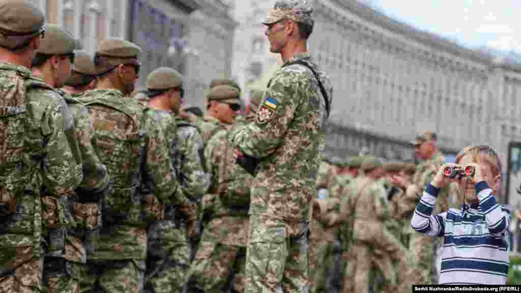 Юне покоління, яке виросло у Незалежній Україні, стежить за репетицією військово параду до 30-ї річниці Незалежності України